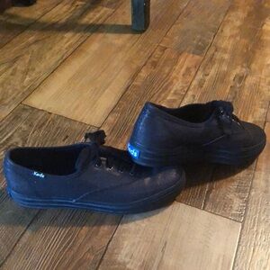 Black tennis shoes women’s